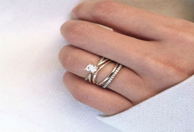 wedding ring on ladies hand